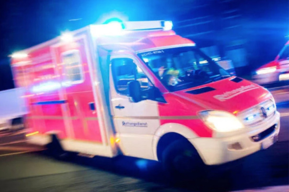 Der lebensgefährlich verletzte 24-Jährige wurde am Abend noch in eine Kölner Spezialklinik verlegt. (Symbolbild)