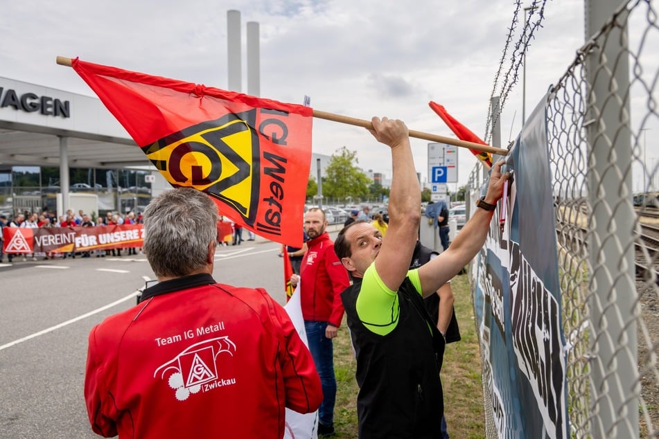 Beim Besuch des Konzernchefs am Mittwoch gaben die Beschäftigten mit Fahnen und Transparenten ihrem Unmut über die fehlende Zukunftssicherheit des Werks Ausdruck. Buh-Rufe während der Betriebsversammlung gab es für Blume aber nur vereinzelt.