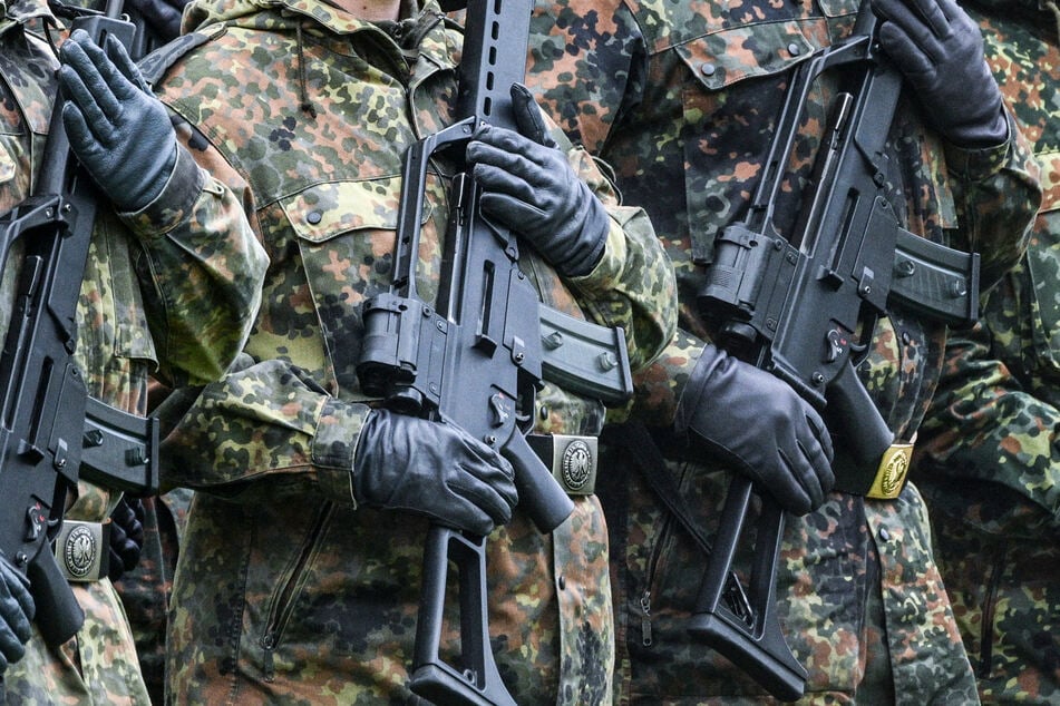 Dieser Wehrdienst-Aufreger ging bisher völlig unter: Männer dürfen nur noch mit Genehmigung länger ins Ausland!