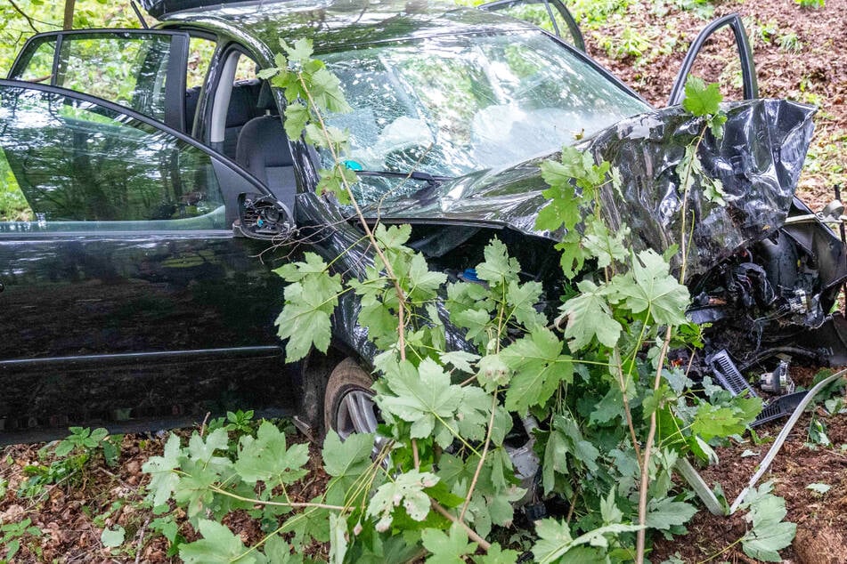 Tödlicher Unfall: Fahrer verliert Kontrolle über Golf und kracht frontal in Baum