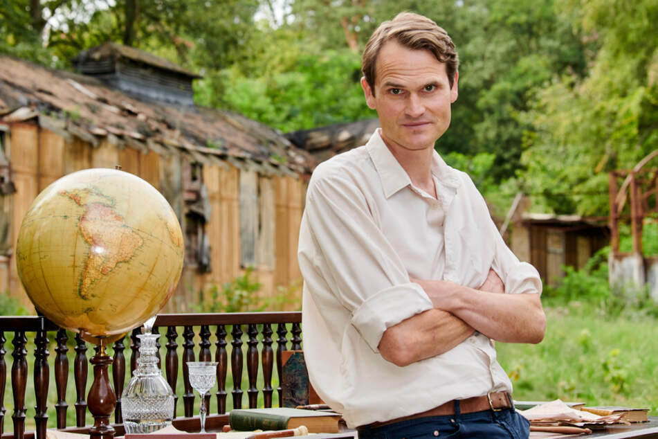Tatort-Schauspieler Fabian Hinrichs (47) spielt in ZERV den "West"-Kommissar Peter Simon.