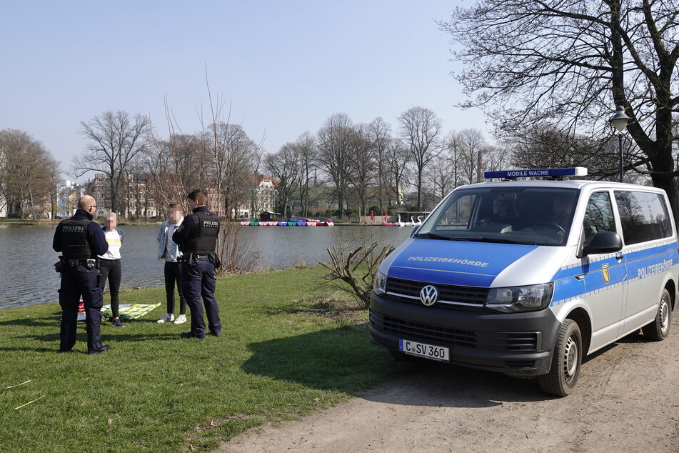 Heiße Phase: Eine Corona-Kontrolle des Stadtordnungsdienstes (SOD) Ende März am Schloßteich. Dort könnte der SOD zukünftig wieder mehr zu tun bekommen.