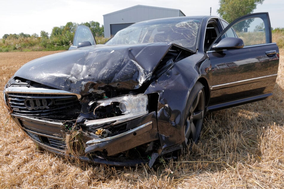 Der Audi wurde in ein Feld geschleudert.