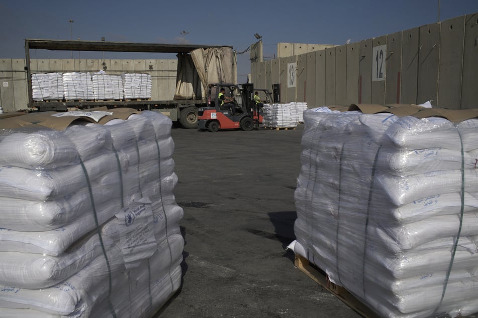 Wegen des Kriegs mit dem Iran schloss Israel die Grenzübergänge in den Gazastreifen. Nun sollen über einen Übergang wieder Hilfslieferungen in das Gebiet kommen.