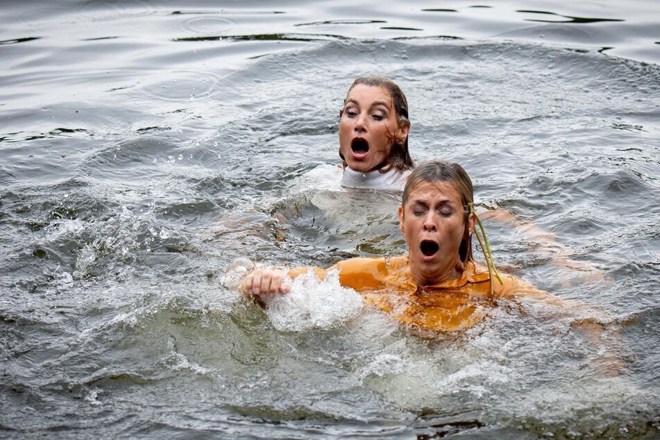 Alexandra (Daniela Kiefer, 50, l.) und Yvonne (Tanja Lanäus, 52) landen nach einem Streit im See.
