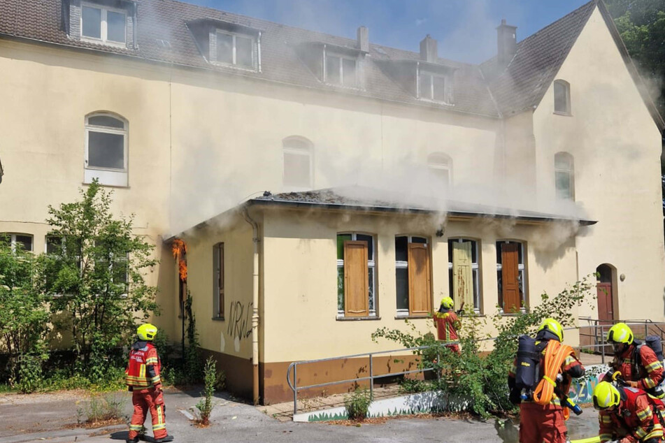 Mehrere Zeugen schlagen Alarm: Feuerwehr rückt zu Brand in Grundschule aus