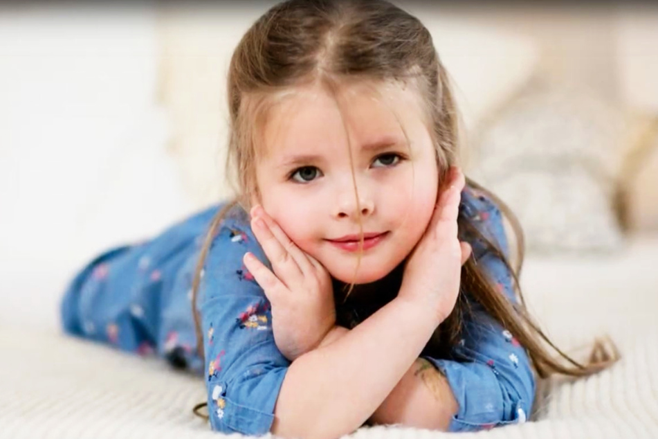 Die kleine Emilia aus Chemnitz leidet an einem Gehirntumor. Eine zweijährige Therapie könnte ihr helfen.