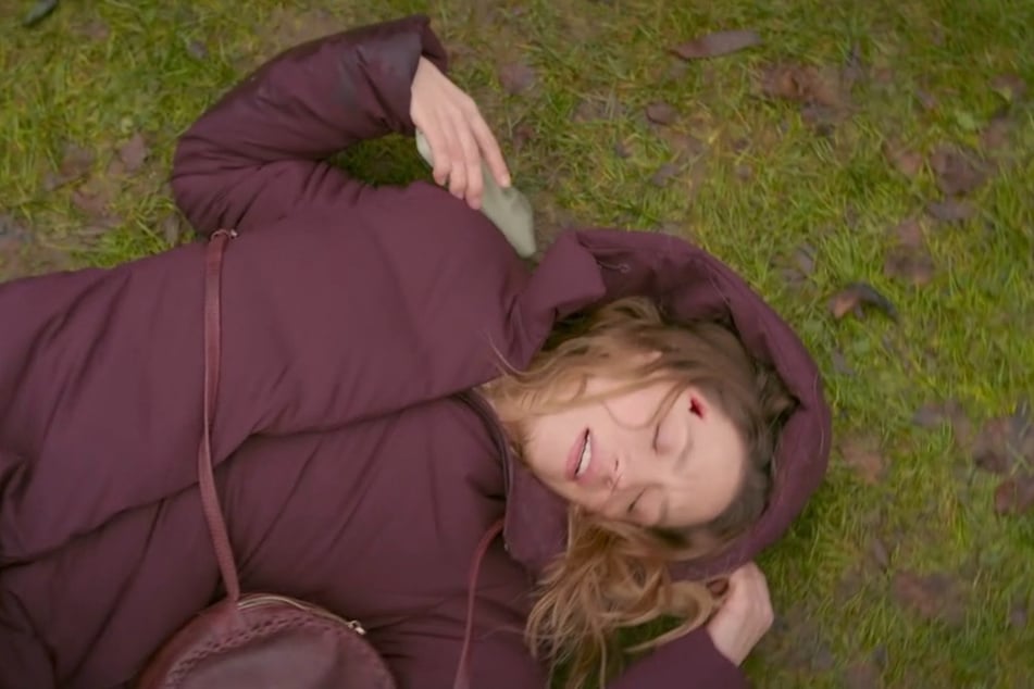 Nathalie wird von Emma gegen eine Tischtennisplatte gestoßen.