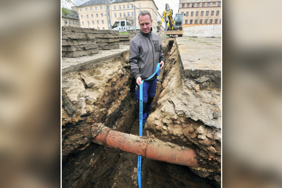 Jens Langosch (48) von der Firma PR Pflasterbau GmbH plant eine Wasserleitung zum Klapperbrunnen.