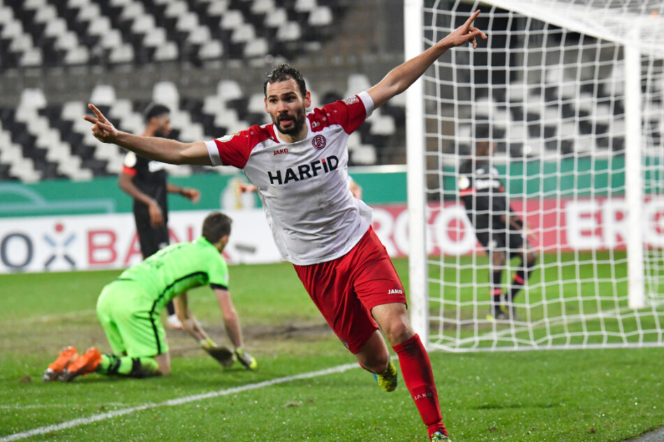 Der Regionalliga-Torjäger vom Dienst sorgte für die Mega-Sensation! Simon Engelmann (vorne) schoss Rot-Weiss Essen zum 2:1-Sieg über Bayer 04 Leverkusen.