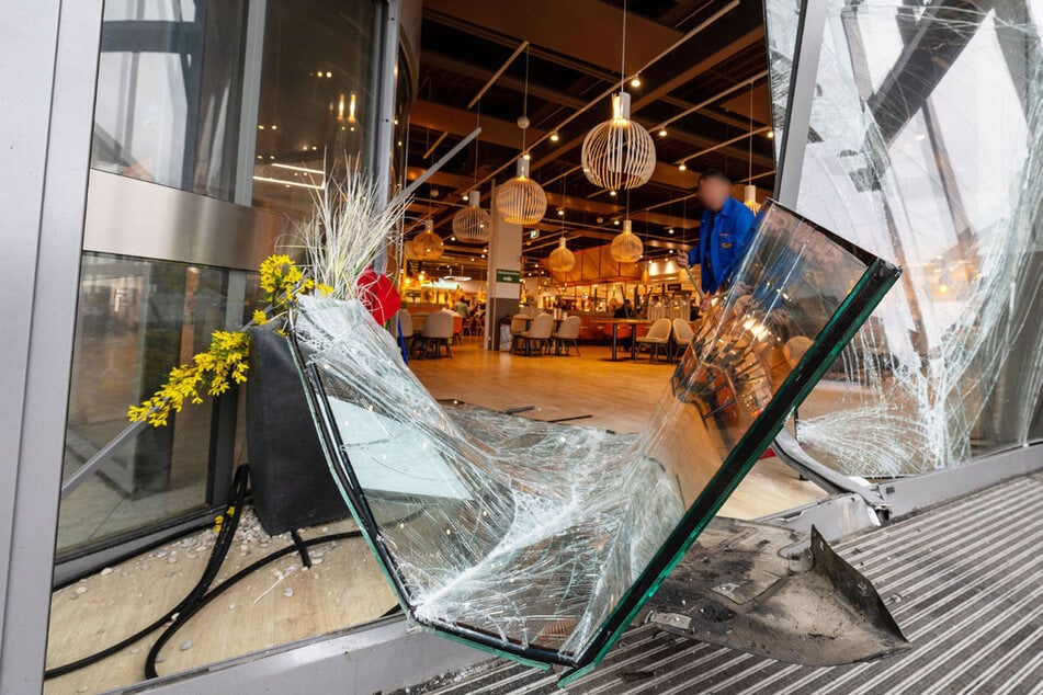 Unbekannte Täter fuhren mit einem Auto gegen die Fassade. Dabei ging die Glasfront des Marktes zu Bruch.