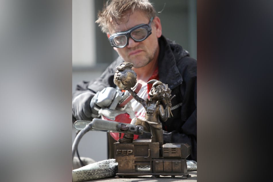 Ziseleurmeister Thomas Ihle (59) konnte die Pine schnell wieder reparieren.