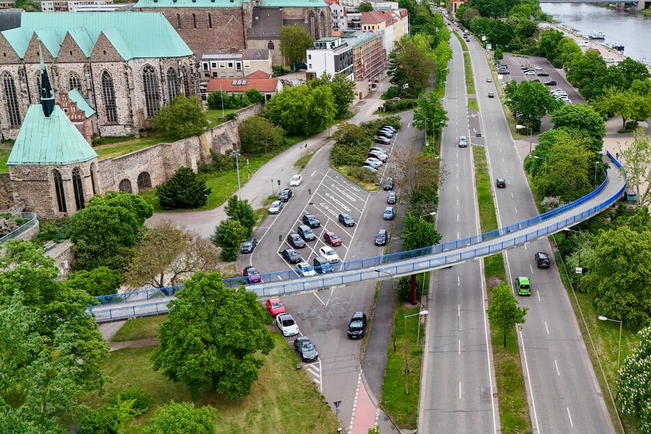Dann wird die marode Fußgängerbrücke in Magdeburg abgerissen