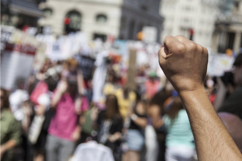 "Weil man uns die Freiheit klaut!" 50 Demonstranten versammelten sich ohne Mundschutz und Abstand