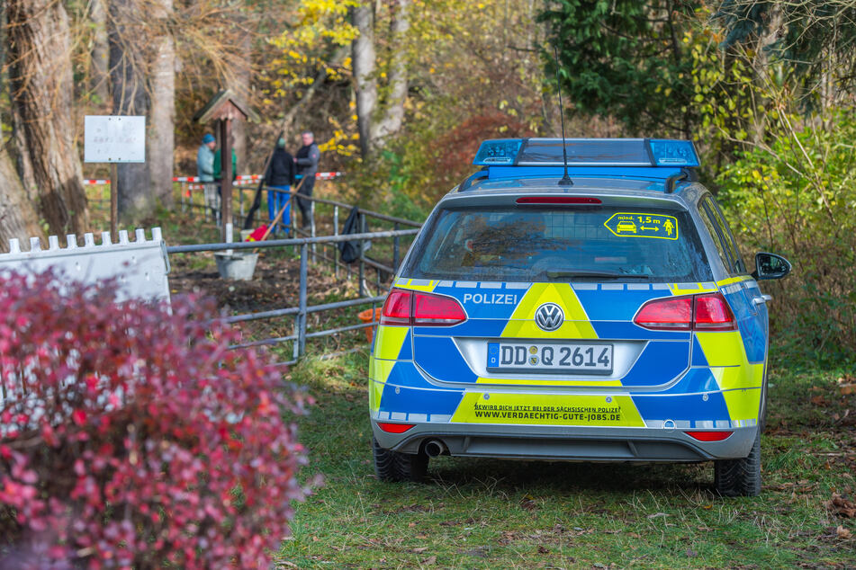 Nachdem beim Abfischen ein munitionsähnlicher Gegenstand gefunden wurde, kamen Polizei und Kampfmittelbeseitigungsdienst an dem Teich zum Einsatz.