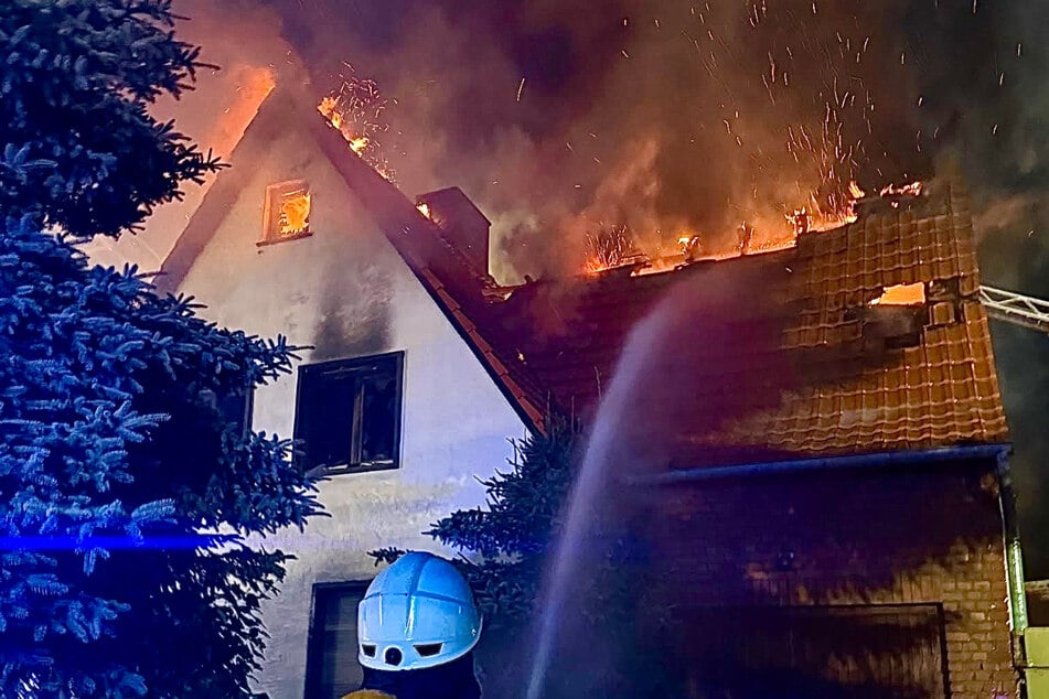 100 Feuerwehrleute im Einsatz: Haus durch Flammen zerstört, Kripo ermittelt