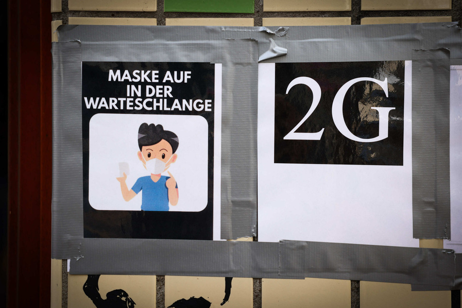 Ein Hinweis zum Einlass nach den 2G-Regeln ist am Eingang einer Hamburger Bar zu sehen.