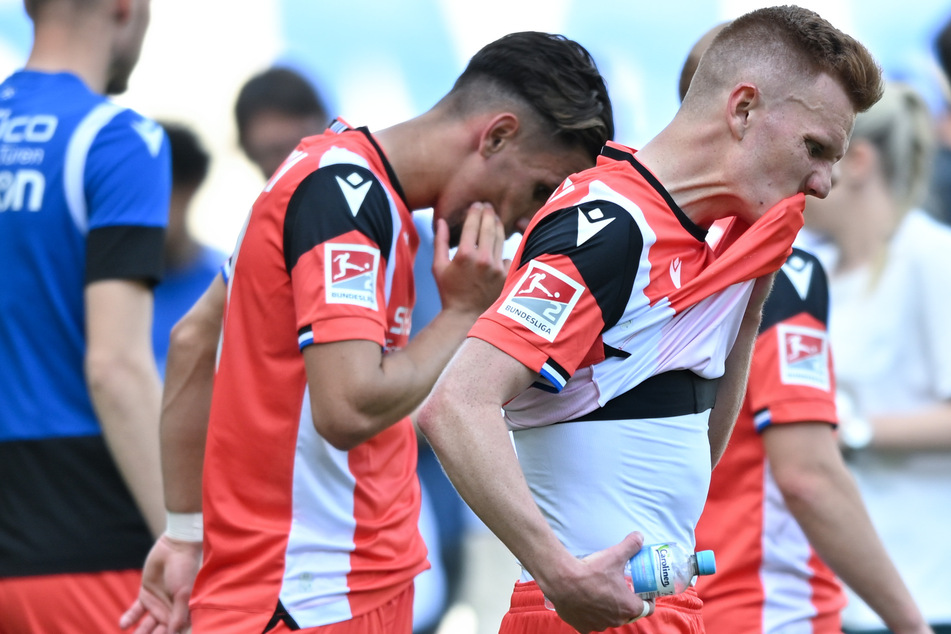 Arminia Bielefelds Spieler sind nach der verpassten Chance auf den Klassenerhalt am Boden zerstört.
