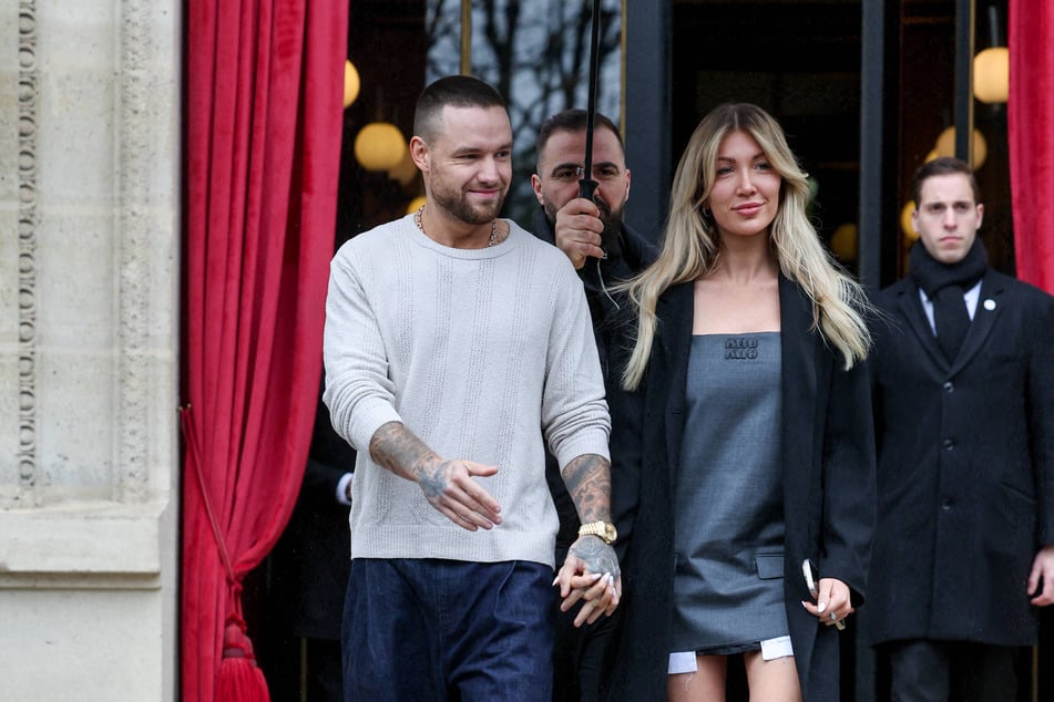 Kate Cassidy (r), the girlfriend of late One Direction singer Liam Payne (l), revealed she is removing a tattoo tribute she got for him.