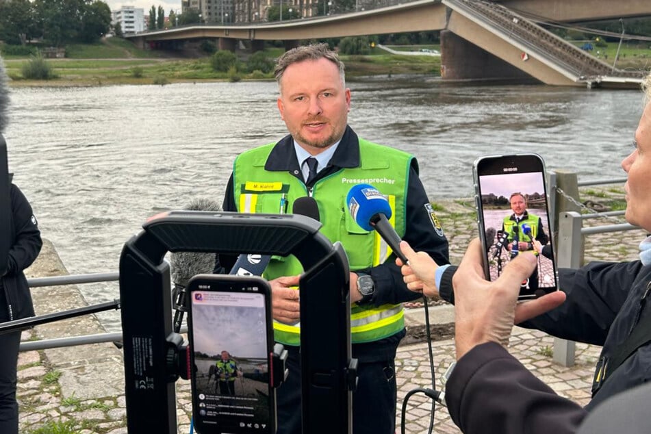 Feuerwehrsprecher Michael Klahre warnt vor einem weiteren Einsturz noch heute Abend.