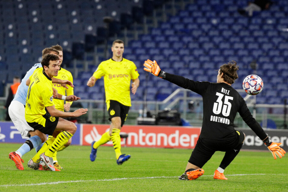 Ex-BVB-Stürmer Ciro Immobile (l., verdeckt) lupfte Lazio Rom mit 1:0 in Führung.