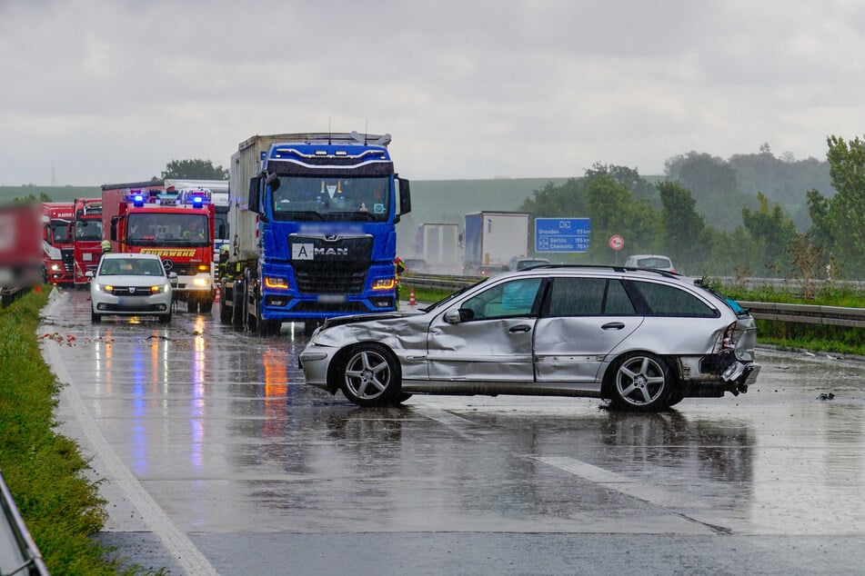 Dieser Mercedes donnerte gegen die Leitplanke, anschließend krachte das Auto mit einem Lkw zusammen - die A14 musste in Richtung Leipzig komplett gesperrt werden.