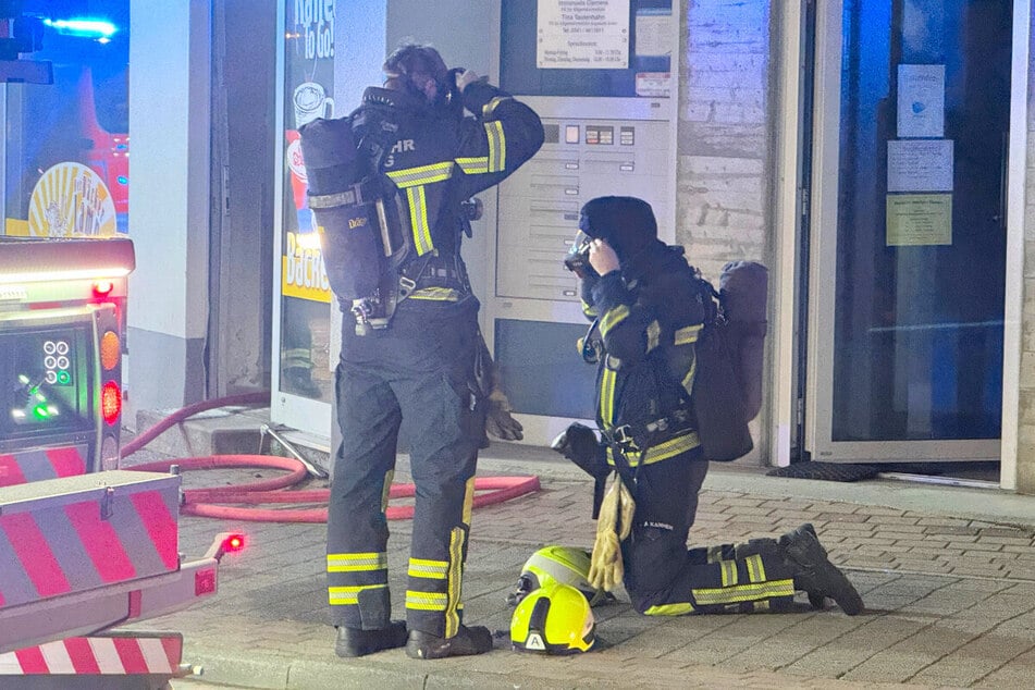 Durch den schnellen Einsatz der Feuerwehr konnte Schlimmeres zwar verhindert werden und es gab keine Verletzten. Der Schaden durch das Feuer ist jedoch enorm.