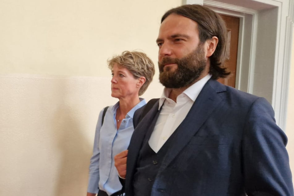 Christina Block und ihr Anwalt Ingo Bott verlassen den Gerichtssaal nach dem ersten Prozesstag.