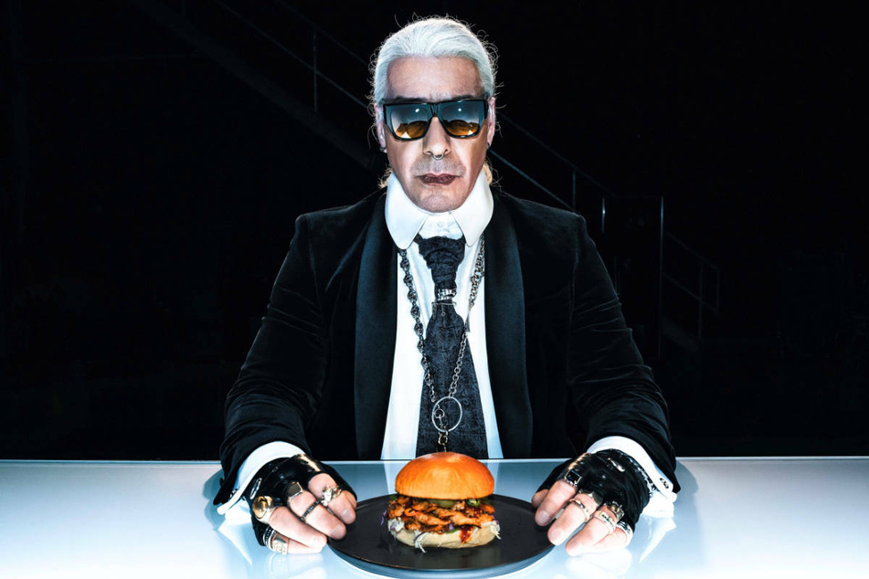 Essen mit Stil: Till Lindemann (59) führt sich als Doppelgänger von Karl Lagerfeld (†85) einen veganen Burger zu Gemüte.