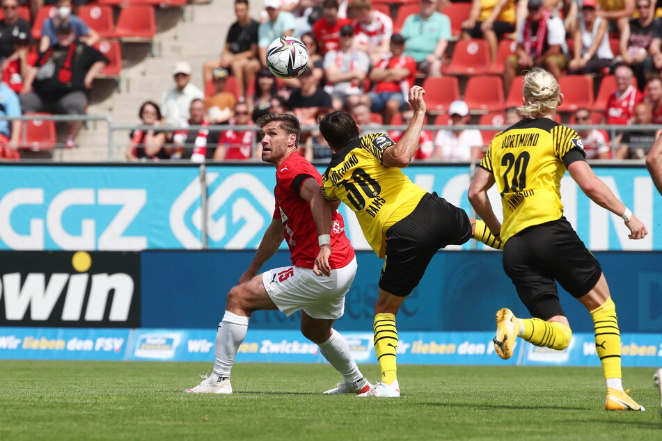 FSV-Routinier Ronny König (38, l.) konnte auch gegen die jungen BVB-Dachse mithalten.