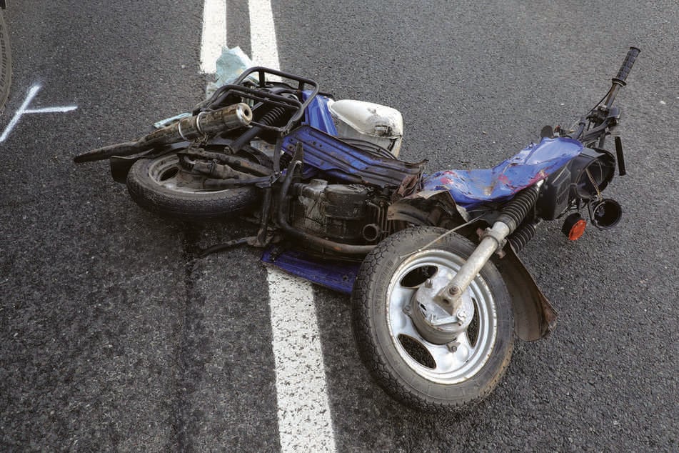 Tödlicher Unfall in Sachsen: Kleintransporter übersieht Simson-Fahrer