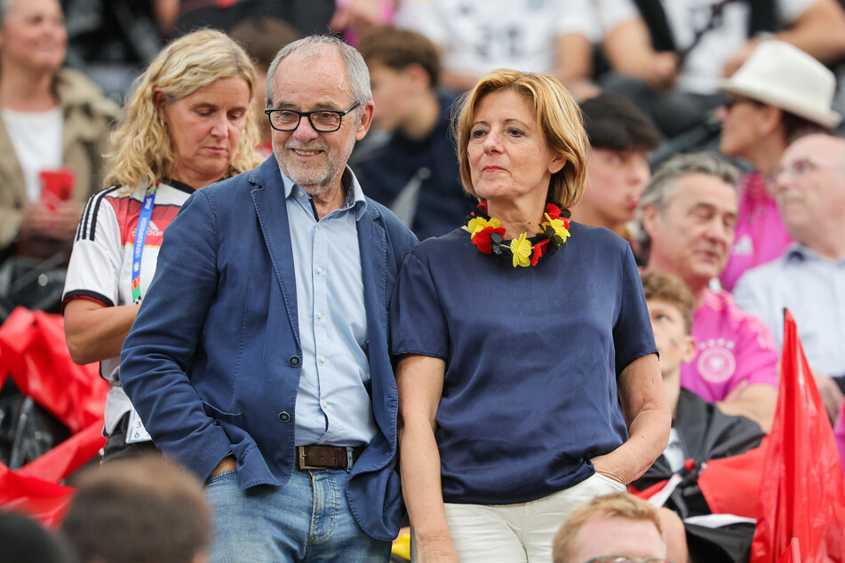 Malu Dreyer (SPD), Ministerpräsidentin von Rheinland-Pfalz, kommt mit ihrem Ehemann Klaus Jensen zum Spiel.