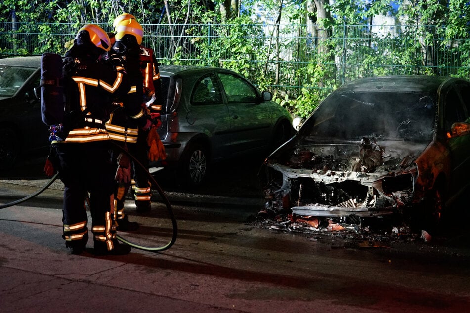 Der Opel brannte vollständig aus.