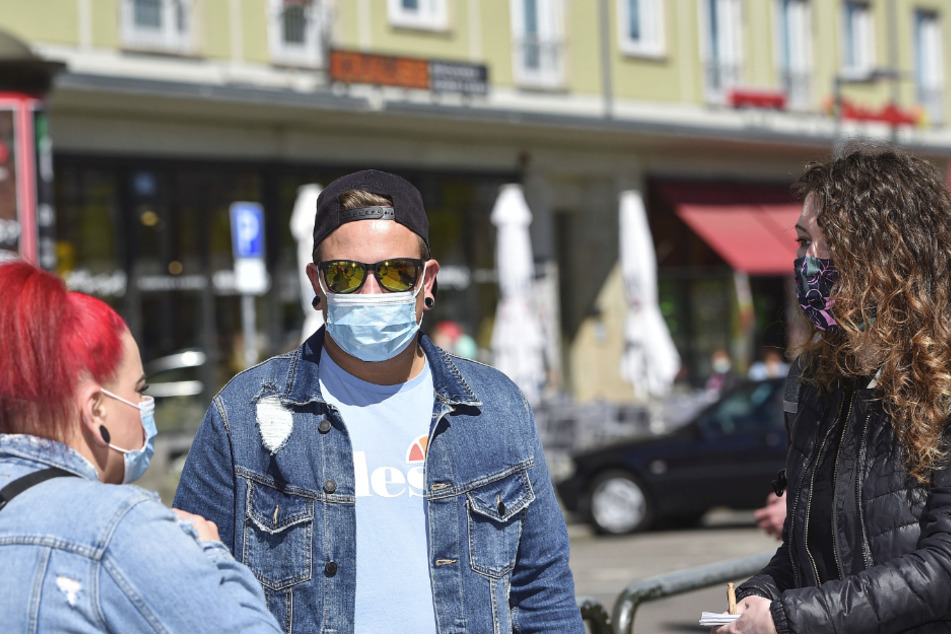 Reporterin Myriam Becker (32) im Gespräch mit den Fahrgästen Tommy Franke (29) und Freundin Peggy Schietzelt (34).