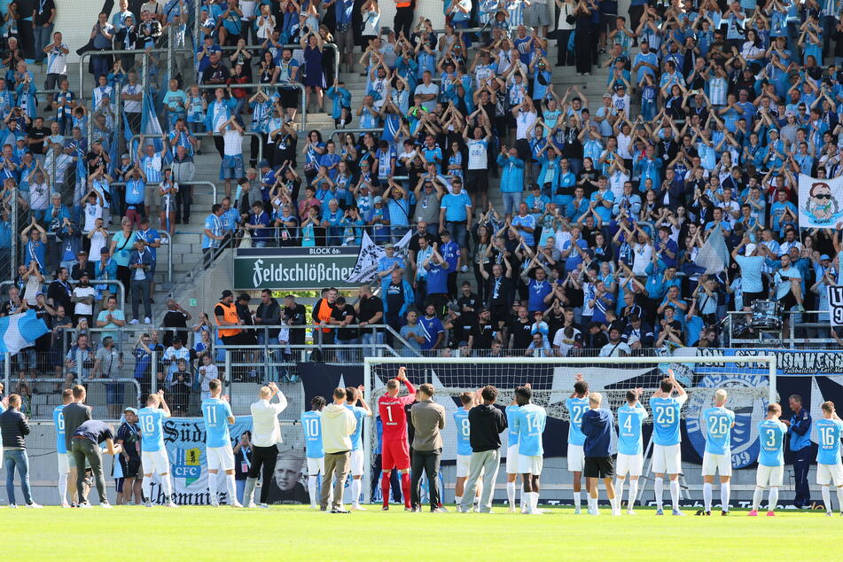 Die Himmelblauen bedankten sich nach dem Spiel bei ihren Fans für die Unterstützung.