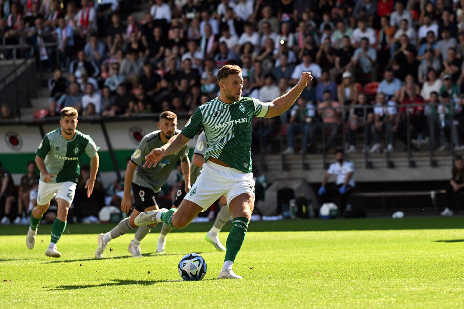 Niclas Füllkrug (30, vorn) besorgte den Treffer zum 2:2-Ausgleich. Am Ende schied Werder Bremen trotzdem gegen den Drittligisten aus.