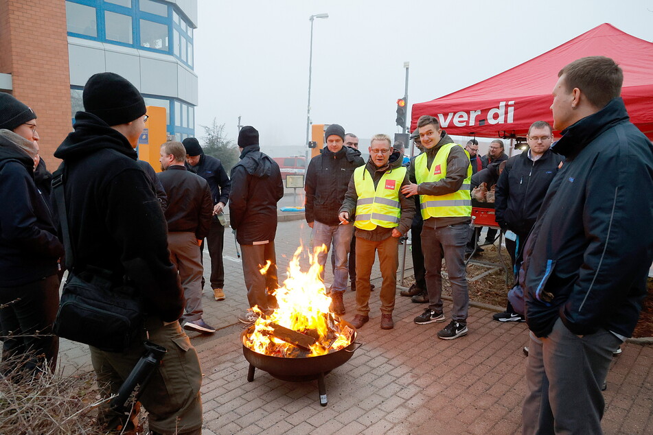Vor dem Busdepot in der Werner-Seelenbinder-Straß0e wärmten sich die Streikenden an der Feuerschale.