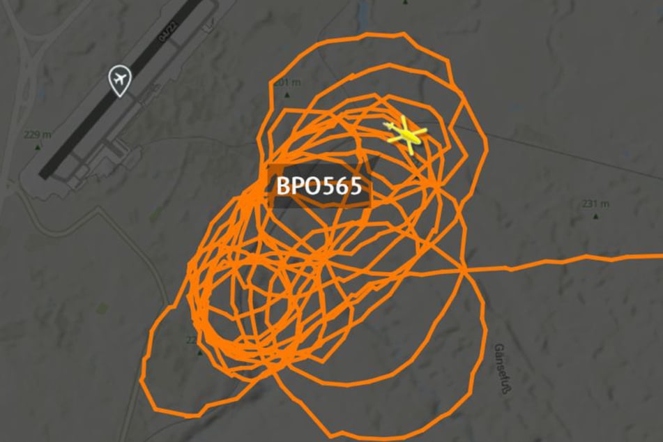Auf "AirNav Radar" konnte man in der Nacht beobachten, wie der Hubschrauber der Bundespolizei seine Kreise im Bereich des Haltepunkts Dresden-Klotzsche zog.
