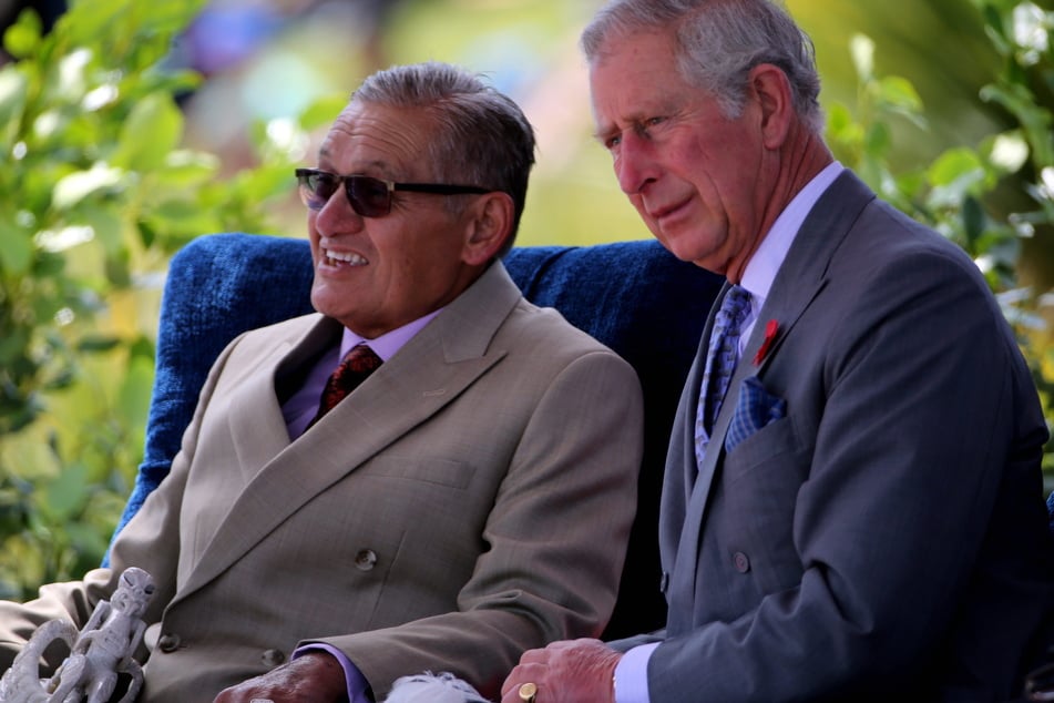 König Tuheitia (†69) und der damalige Prinz Charles (75) bei dessen Besuch in Neuseeland im November 2015.