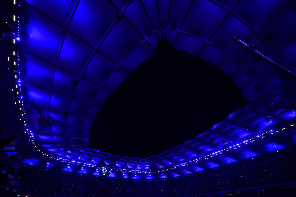 Vor dem Spiel verformte die Band "Abschlach!" live im Stadion. Der Volkspark wurde dabei wie bei einem Konzert abgedunkelt und in blaues Licht getaucht.