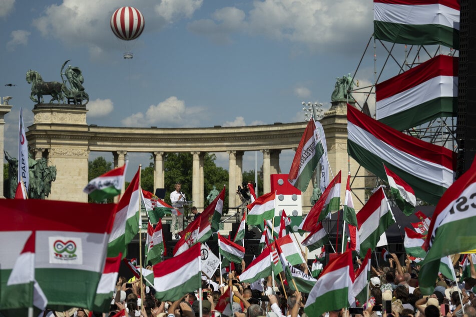 Der ungarische EU-Kandidat Peter Magyar (43) spricht am Samstag in Budapest zu seinen Anhängern.