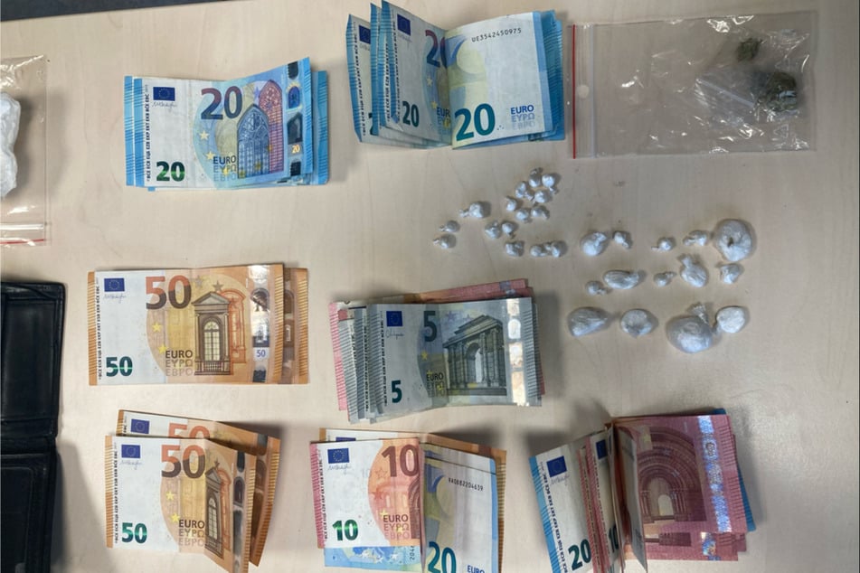 Die Polizei hat in Düsseldorf 675 Euro Bargeld und mehr als zehn Gramm Koks sichergestellt.