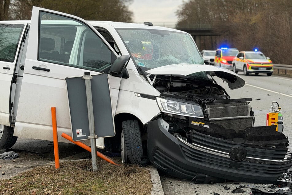 Auto und Kleinbus kollidieren auf Bundesstraße: Drei Schwerverletzte