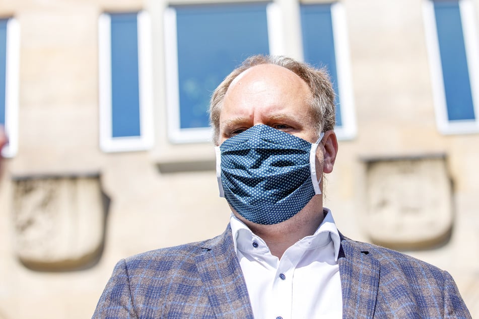 Dirk Hilbert (49, FDP) kehrt am Montag ins Rathaus zurück.