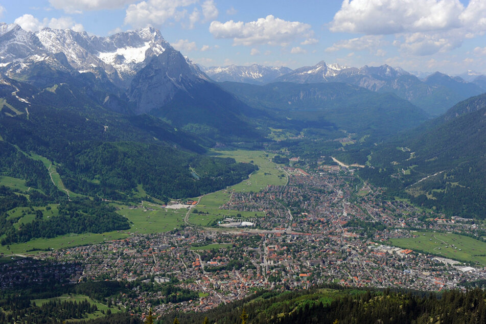 Blick auf Garmisch-Partenkirchen (Oberbayern). Nach dem Anstieg an Infektionen gelten hier wieder härtere Corona-Regeln.