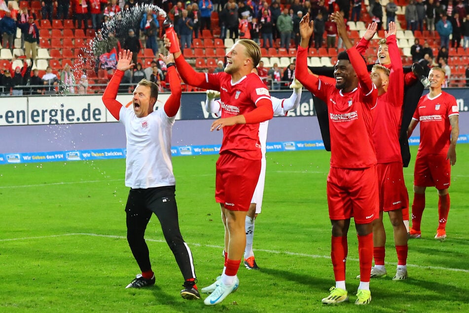 Theo Martens (22, M.) und sein Coach Rico Schmitt (l.) können ausgelassen jubeln - zuletzt auch in Babelsberg.
