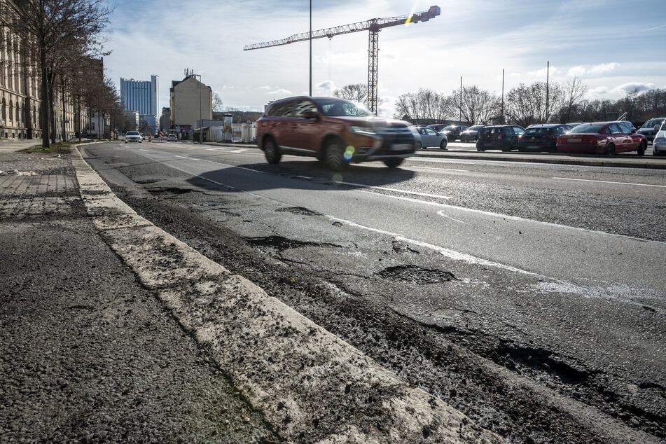 Lebensgefahr für Zweiradfahrer wegen zahlreicher Schlaglöcher: die Chemnitzer Hartmannstraße.