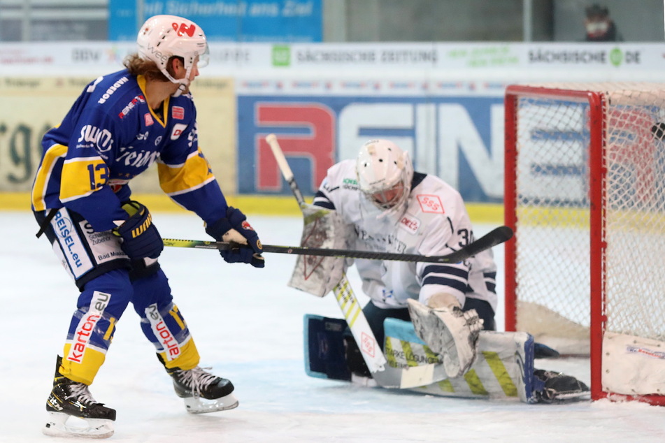 Füchse-Stürmer Rylan Schwartz netzt hier in Unterzahl den 3:2-Siegtreffer für sein Team ein.