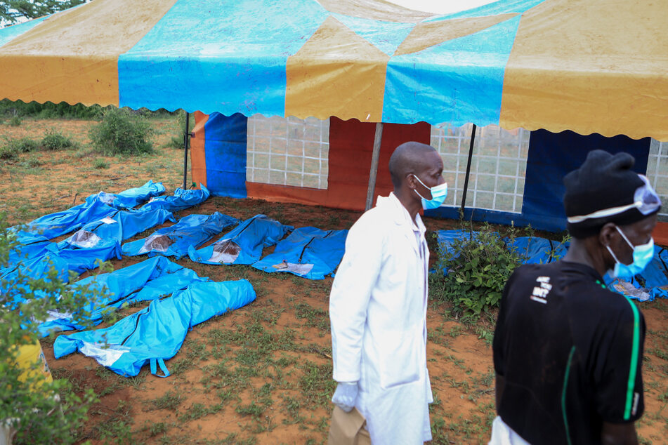 Exhumierte Leichen von Opfern der Hungersekte werden bei Shakahola aufgebahrt.