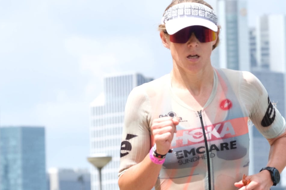 Die Athletin Maja Stage Nielsen (37) war 2023 beim Ironman Frankfurt dabei. Am Sonntag muss bei dem Triathlon mit enormer Hitze gerechnet werden.
